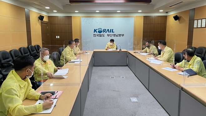 태풍 힌남노 대비 긴급회의 모습.(제공=한국철도 부산경남본부)