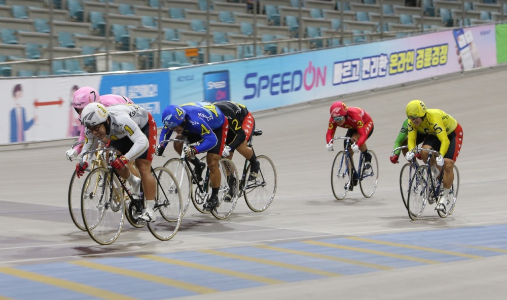 광명스피돔에서 특선급 선수들이 결승선을 향해 질주하고 있다. (사진=국민체육진흥공단)