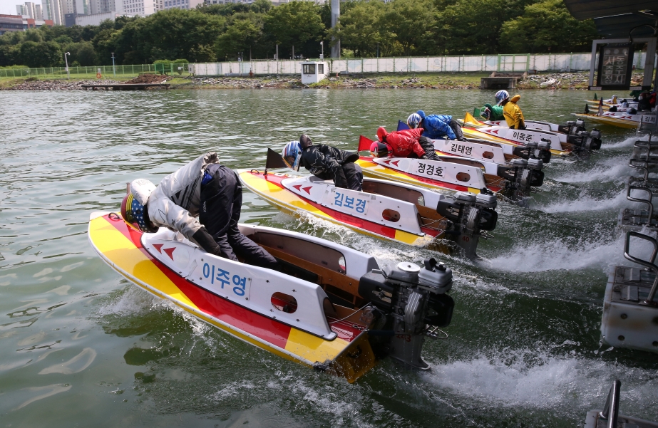 미사리경정장에서 선수들이 지정연습을 위해 계류장을 출발하고 있다. (사진=국민체육진흥공단)