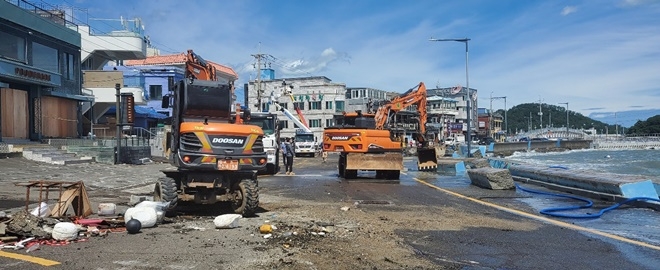 기장군은 6일 오전부터 태풍 힌남노로 인한 피해를 복구하고 있다.사진은 연화리 피해현장을 복구하는 모습.(사진제공=부산 기장군)