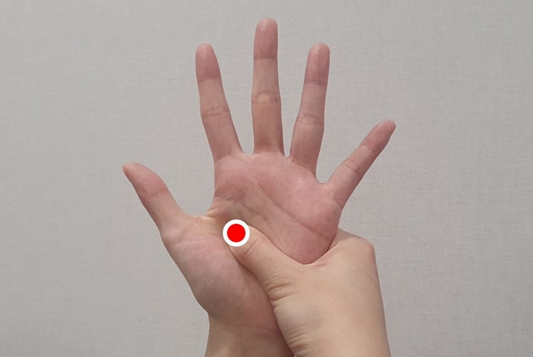 위장 기능 회복을 도와 속을 편하게 하는 노궁혈 지압. 사진=자생한방병원