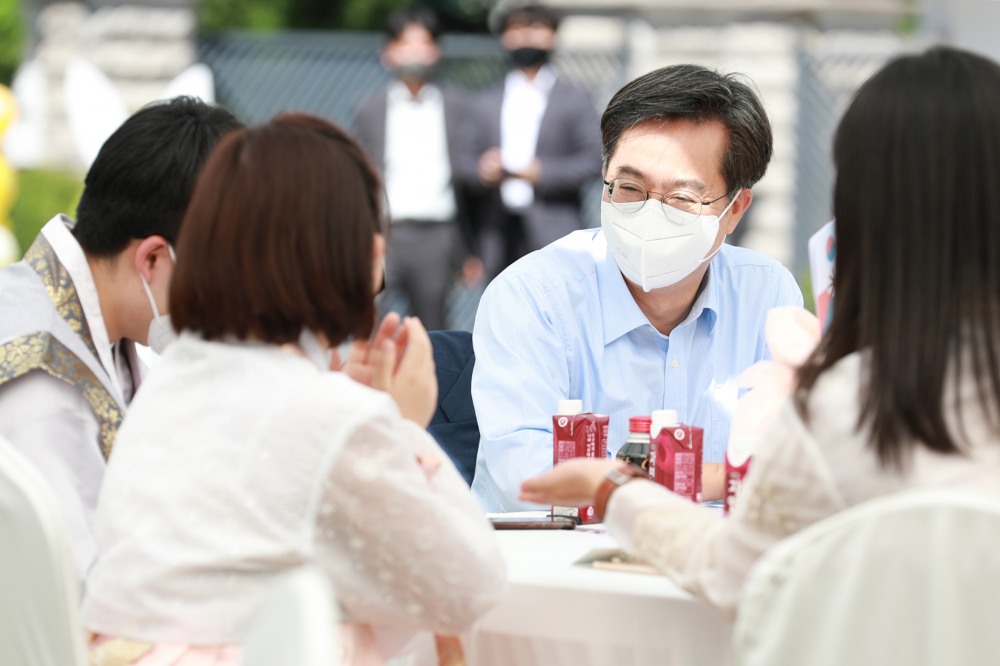 추석맞이 경기도 도담한끼 행사를 진행하는 김동연 지사