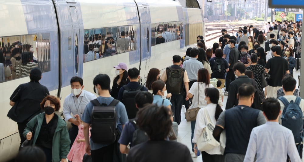 추석 연휴 첫날 붐비는 서울역 모습.(사진=연합뉴스)