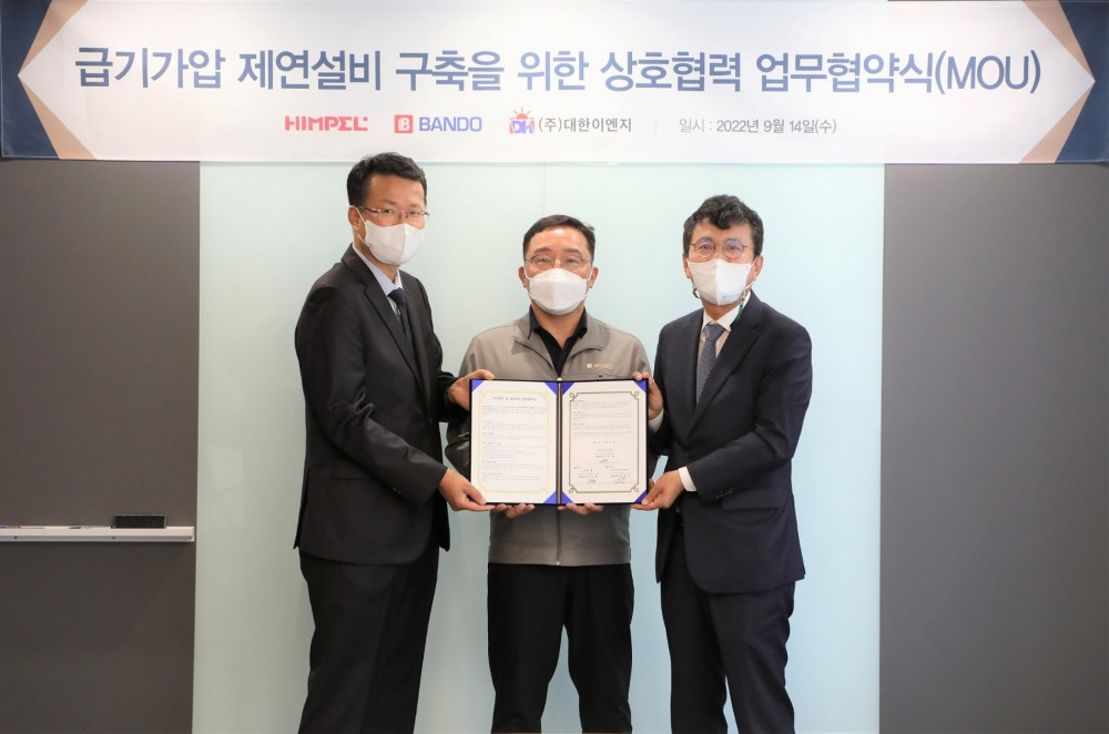 도건설 이정렬 시공부문대표(사진 가운데)와 힘펠 김철환 부사장(사진 왼쪽), 대한이엔지 박대지 대표가 급기가압 제연설비 구축을 위한 업무협약을 체결하고 기념촬영을 하고 있다.(사진=반도건설)