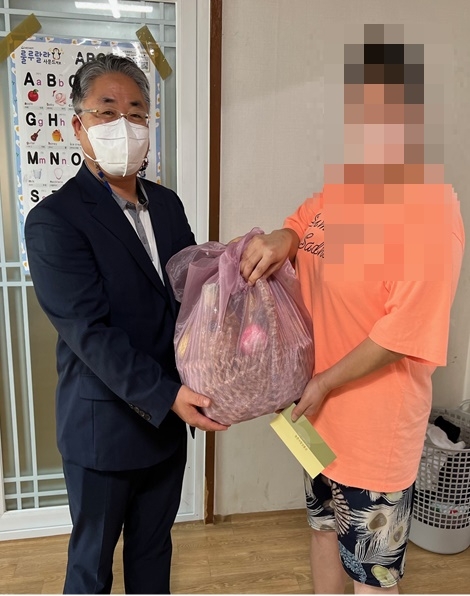 유정호 소장이 직원성금 등을 전달하고 있다.(사진제공=제주보호관찰소)