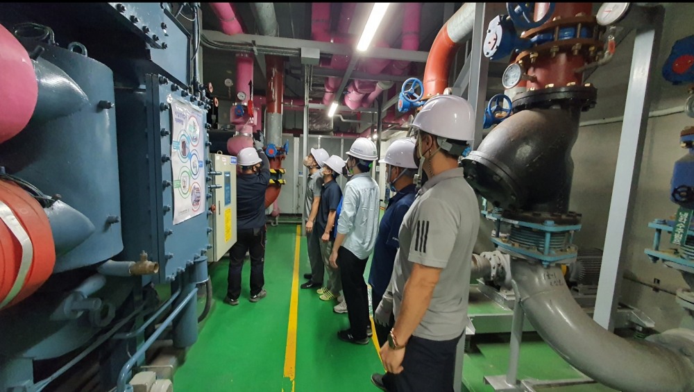 미사리경정장 관람동 기계실에서 시설관리자와 안전 전문가 등으로 구성된 민관합동 점검반이 안전점검을 진행하고 있다. (사진=국민체육진흥공단)