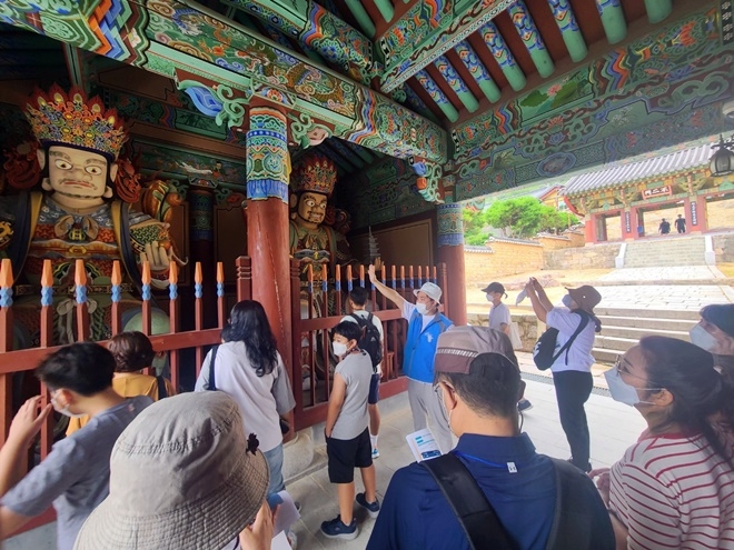 지난 7월 부산 금정구 범어사에서 열린 ‘K-story(고전), 금정으로 떠나는 삼국유사 여행’ 현장답사 참가자 모습.(사진제공=부산 금정구)