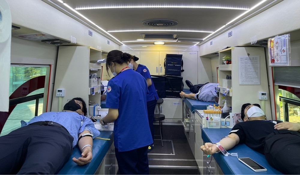 코레일 직원들이 발열체크와 마스크 착용 등 감염병 예방수칙을 준수하며 헌혈하고 있다.(사진=코레일)