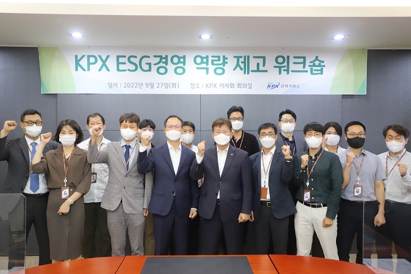 중앙 2인(남색정장)은 왼쪽부터 법무법인 율촌 ESG연구소 이민호 소장, 한국전력거래소 정동희 이사장. (사진=한국전력거래소)