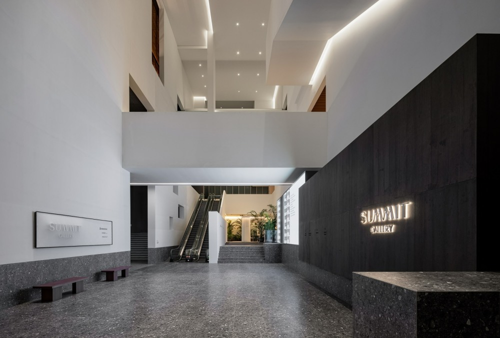 대우건설 써밋갤러리 1층 로비(Void of Light).(사진=대우건설)