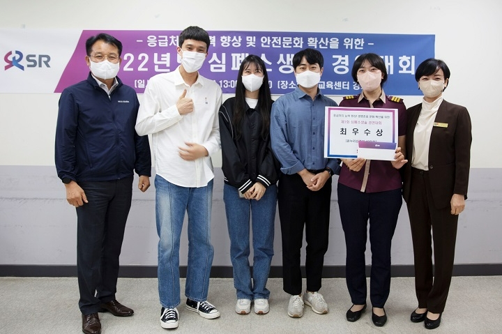(왼쪽부터) 이한구 SR 산업안전보건처장, 최우수상 수상한 광주승무센터 객실장 4명.(사진=SR)