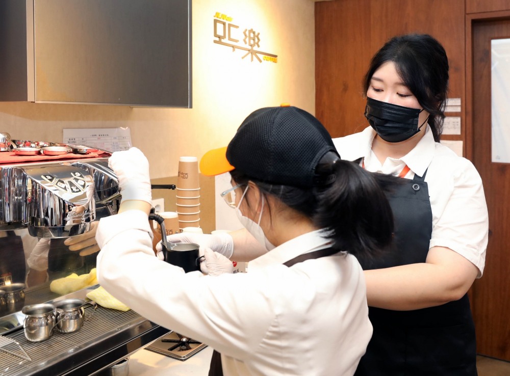 제주항공이 2017년 설립해 운영 중인 자회사형 장애인 표준사업장 ‘모두락(樂)’에서 중증장애인 대상 지원고용훈련사업에 참여하는 교육생이 바리스타 교육을 받고 있다.(사진=제주항공)