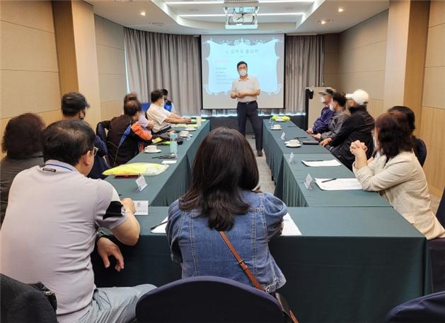 한국도박문제예방치유원 위탁기관 전문 강사가 참가자를 대상으로 도박중독 재활치유 프로그램을 진행하고 있다. (사진=국민체육진흥공단)