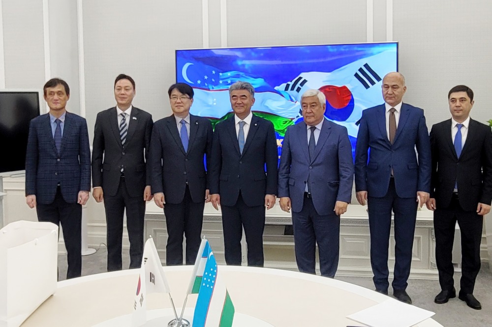 정원주 중흥그룹 부회장(왼쪽 네 번째)이 라흐모노프 바크티요르 술타노비치(Rahmonov Bakhtiyor Sultanovich) 타슈켄트 부시장(오른쪽 세 번째) 등 주요 현지 인사들 면담 후 기념촬영을 하고 있다. 왼쪽부터 한림건축 박진순 회장, 유라시아네트웍스 김창건 대표, 대우건설 한승 실장, 중흥그룹 정원주 부회장, 타슈켄트 라흐모노프 바크티요르 술타노비치 부시장, 타슈켄트 이미노프 에르킨 카리모비치 시의장, 타슈켄트 라흐마노프 샤로프 디야로비치 투자 및 대외무역 부시장.(사진=대우건설)