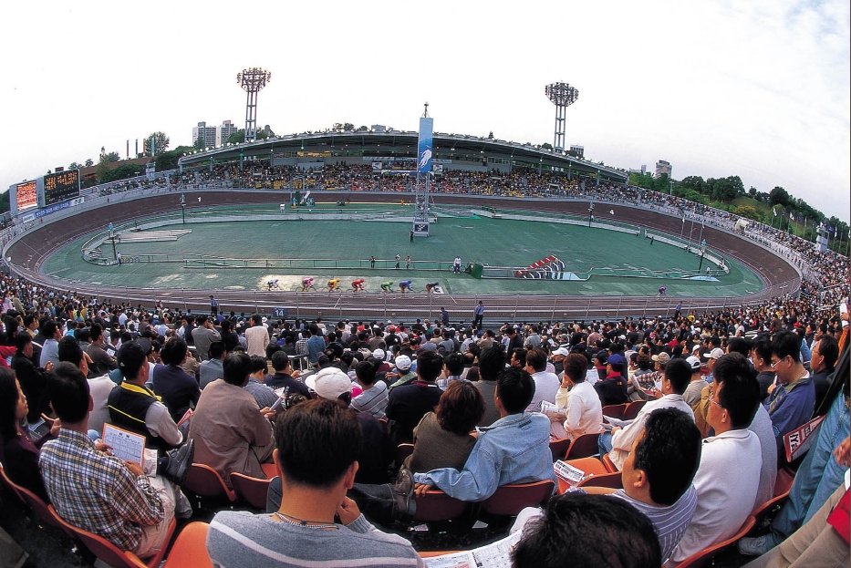 잠실 올림픽공원 벨로드롬에 입장한 고객들이 경륜경주를 관람하고 있다. (사진=국민체육진흥공단)