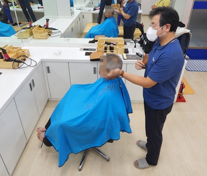 정관읍복지회관은 10월 11일 봉사자의 재능기부를 통해 지역주민 12명에게 무료 이발 서비스를 제공하고 있다.(사진제공=부산 기장군)