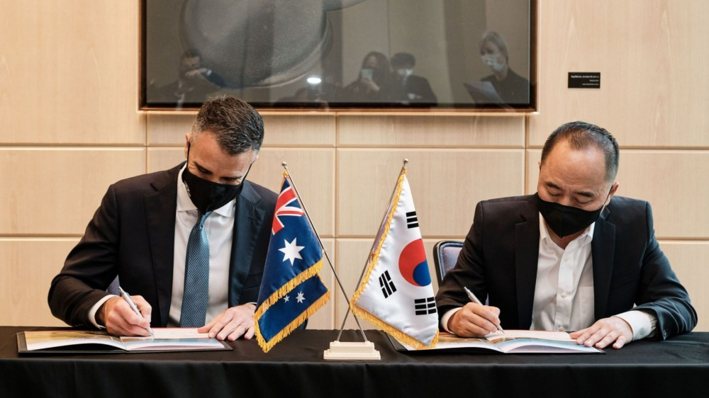 지난 13일 열린 ‘친환경 수소 경제 활성화 촉진을 위한 공동 업무 협약’ 체결식에서 DL이앤씨 마창민 대표(오른쪽)와 피터 말리나우스카스(Peter Malinauskas) 남호주 주 정부 수상이 체결서에 서명을 하고 있다.(사진=DL이앤씨)