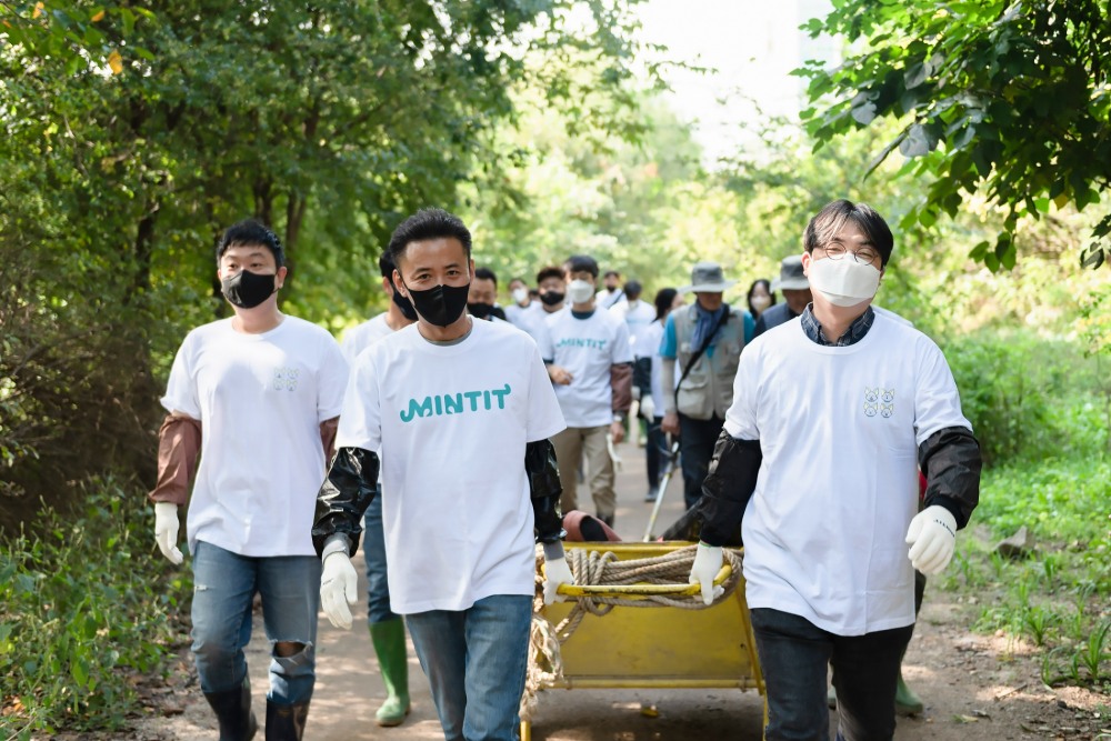 여의도 샛강공원에서 에코 캠페인중인 민팃 구성원들.(사진=민팃)
