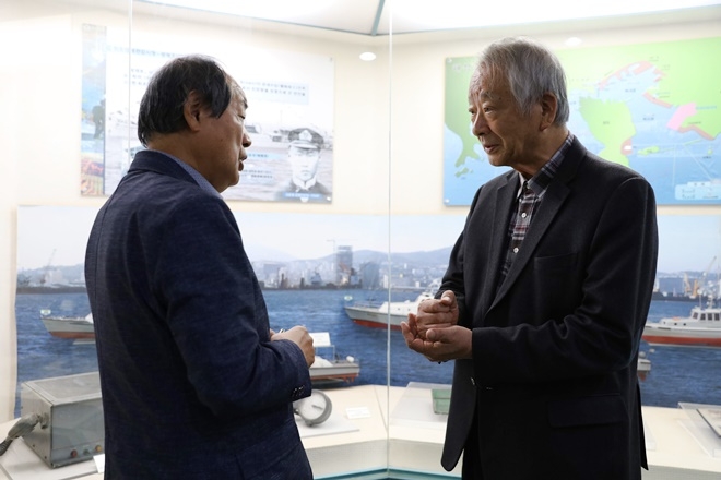 신용석 인천개항박물관 명예관장(사진 오른쪽)이 부산세관박물관을 찾아 이용득 부산세관박물관장과 대화를 나누며 조부의 발자취를 되새기는 시간을 갖고 있다.(사진제공=부산본부세관)