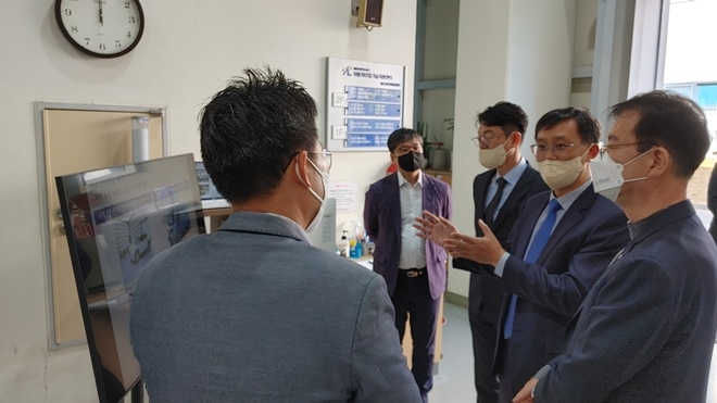 고석진 부산세관장(오른쪽에서 두번째)이 테크노파크 현장 브리핑중 질문을 하고 있다.(사진제공=부산본부세관)