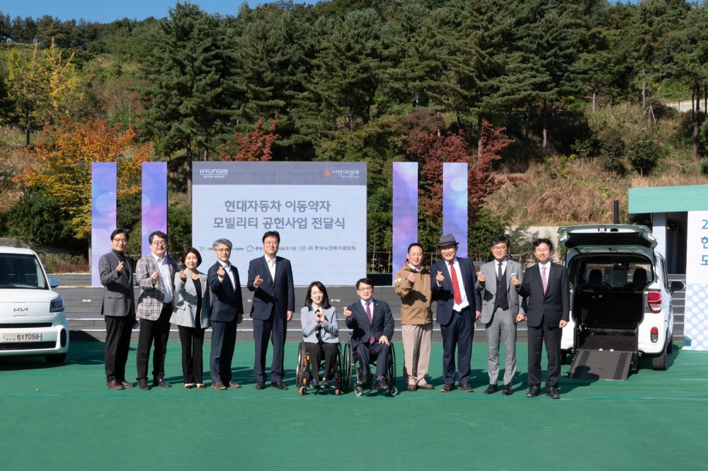 (왼쪽부터) 김건탁 서울시 장애인자립지원과장, 허곤 서울시 장애인복지시설협회 회장, 김경희 사회복지공동모금회 사회공헌본부 본부장, 은종군 중앙장애인권익옹호기관 관장, 이병훈 현대차그룹 상무, 최혜영 더불어민주당 국회의원, 이종성 국민의힘 국회의원, 이승복 서울시의원, 권태엽 한국노인복지중앙회 회장, 정석왕 한국장애인복지시설 협회장, 김익훈 이지무브 대표이사.(사진=현대차그룹)