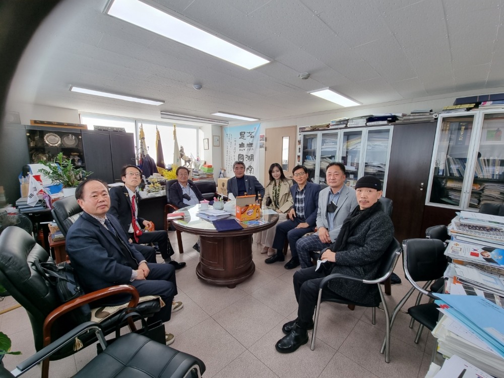 전국시도민향우회 총연합중앙회(총재:임향순)과 ㈜에이스테이션(대표:노윤근)은 메타버스와 연계하여 미래지향적인 향우회를 위해 업무협약(MOU)을 체결후 전경. (사진=전국시도민향우회 총연합중앙회)