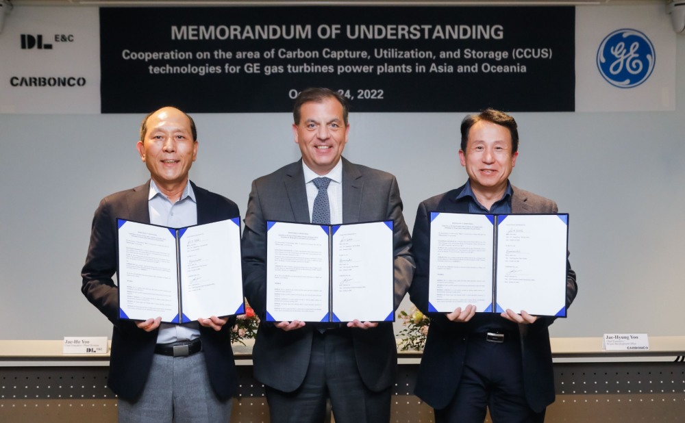 지난 24일 DL이앤씨 본사에서 열린 체결식에는 DL이앤씨 유재호 플랜트본부장(좌), 카본코 유재형 사업개발실장(우), GE가스파워 존 인타일 (John Intile)(가운데) 최고기술책임자(CTO) 등이 참석했다.(사진=DL이앤씨)