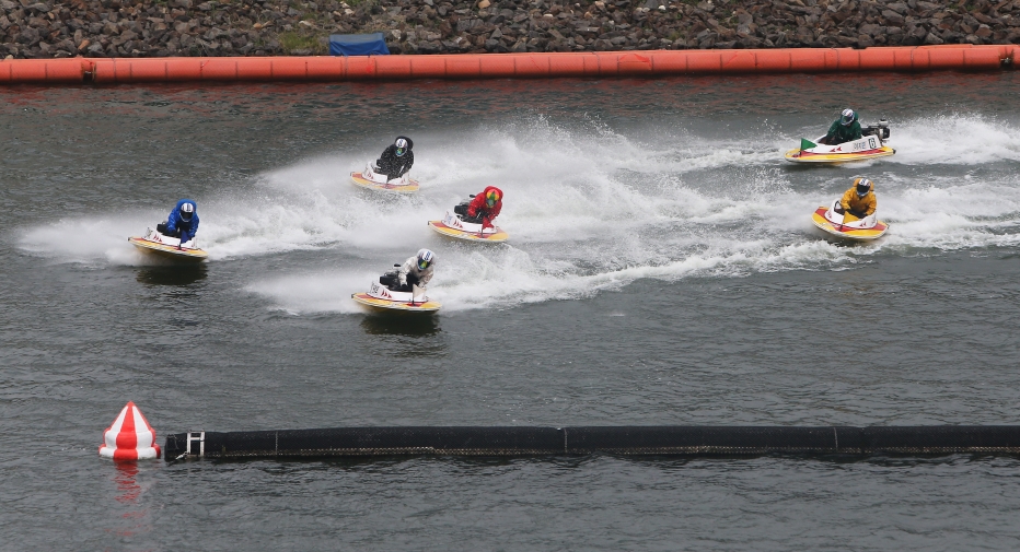 미사리경정장에서 선수들이 턴마크를 돌며 경합을 벌이고 있다. (사진=국민체육진흥공단)