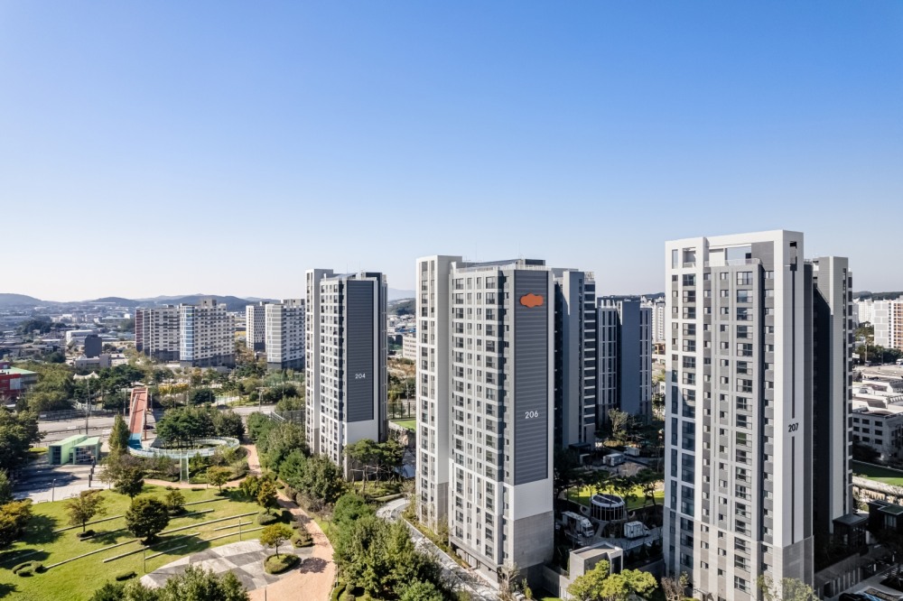 DL이앤씨가 개발한 내구성 향상 페인트 기술이 처음으로 적용된 e편한세상 김포 어반베뉴 전경.(사진=DL이앤씨)