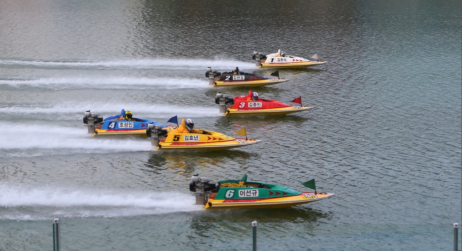 미사리경정장에서 선수들이 경주를 출발하고 있다. (사진=국민체육진흥공단)