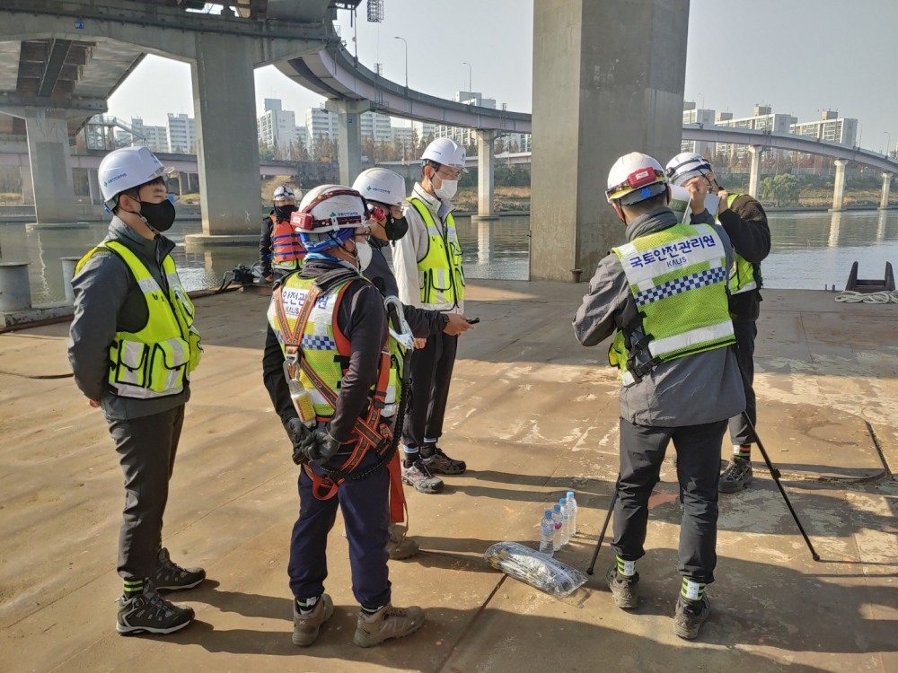 김일환 원장, 서울 가양대교 정밀안전진단 현장 방문 전경. (사진=국토안전관리원)
