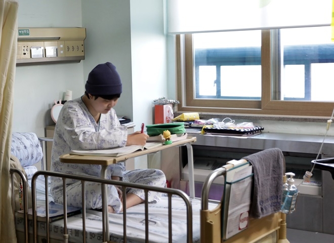 고신대병원 병실에서 수능을 치르게 되는 A양.(사진제공=고신대병원)