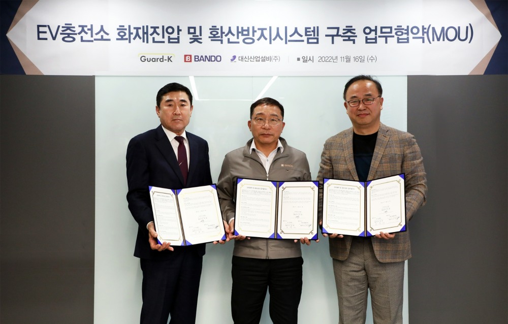 반도건설 이정렬 시공부문대표(사진 가운데)와 가드케이 조욱래 대표(사진 오른쪽), 대신산업설비 김재업 대표.(사진=반도건설)