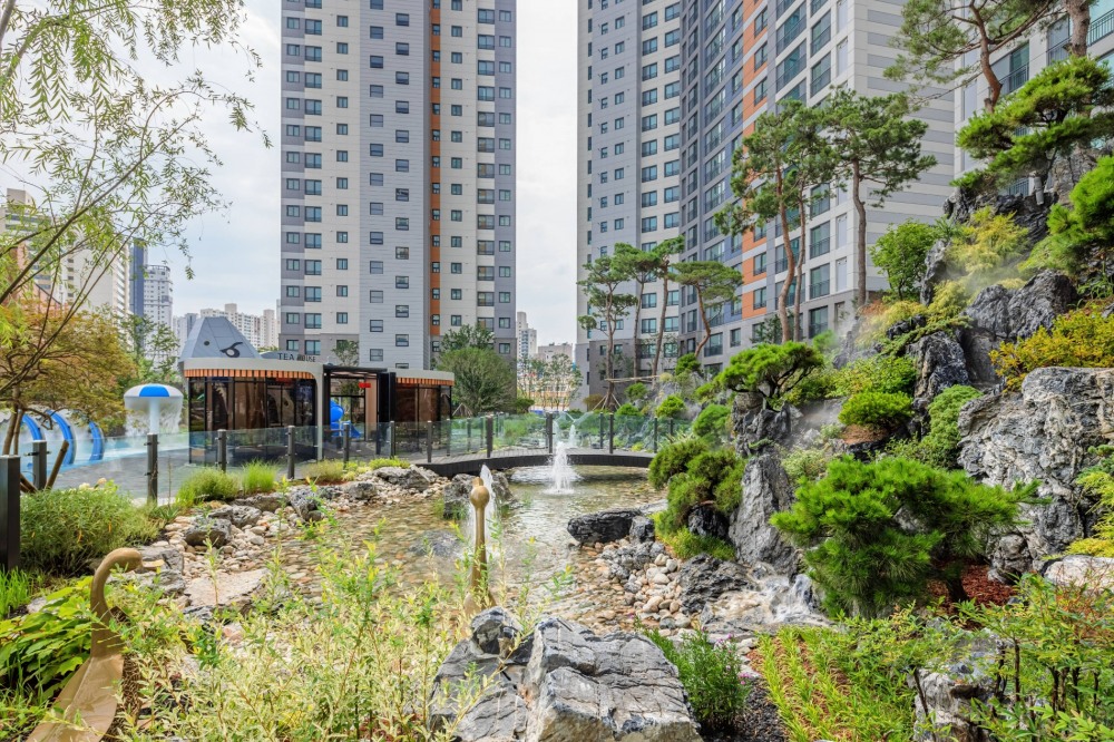 남산 롯데캐슬 센트럴스카이 소나무 배경의 석가산.(사진=롯데건설)