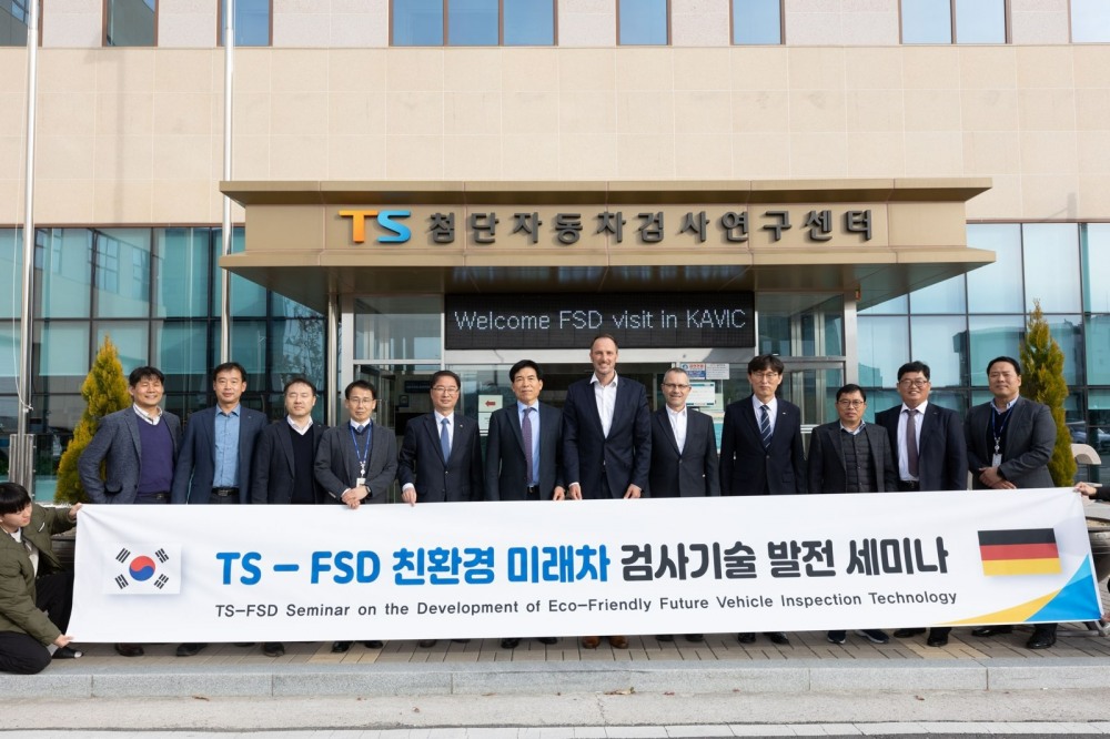 한국교통안전공단 첨단자동차검사연구센터에서 한국교통안전공단과 독일 자동차검사기술연구소 임직원이 친환경 미래자동차 검사기술 발전 세미나 개최 후 기념사진을 촬영하고 있다.(사진=한국교통안전공단)