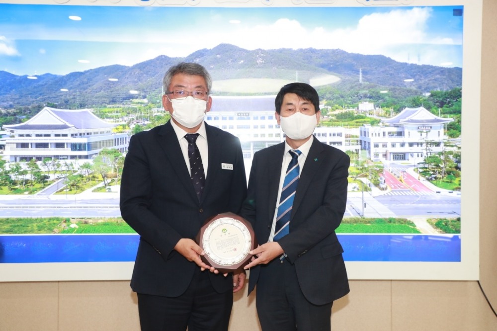 신원규 국토안전관리원 기반시설본부장(오른쪽)과 김학동 예천군수(왼쪽)가 감사패 수여식 후 기념촬영을 하고 있다.(사진=국토안전관리원)