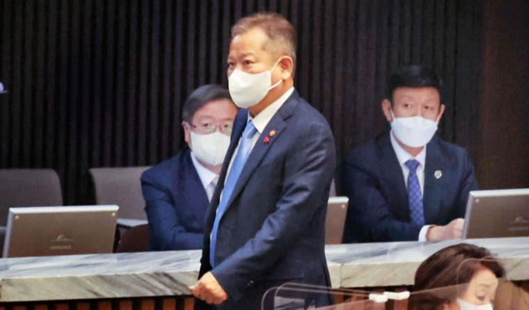 지난 8일 국회에서 열린 본회의에서 이상민 행정안전부 장관이 행정안전위원회 관련 법안 처리 이후 본회의장을 나가고 있다. 사진=연합뉴스