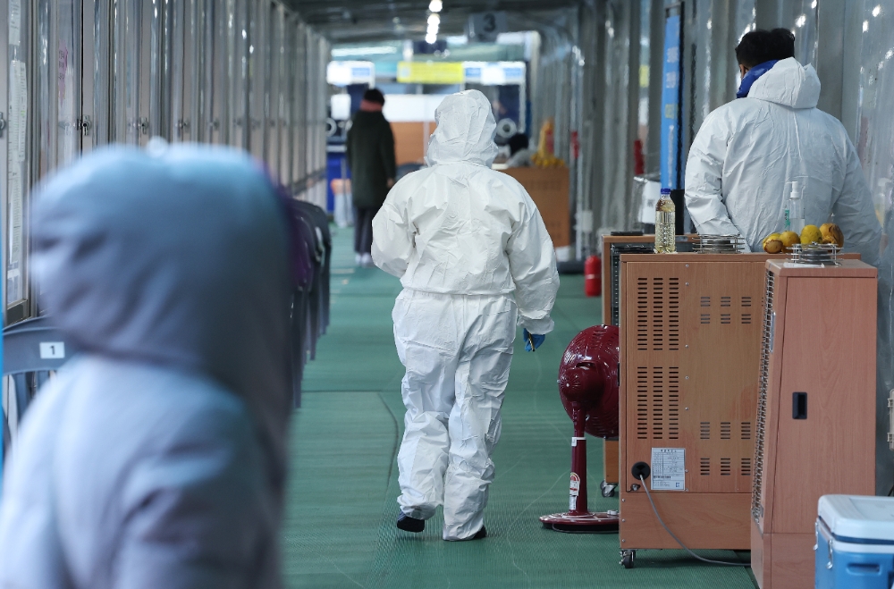 14일 서울 동대문구 보건소 선별진료소에서 시민들이 검사를 기다리고 있다. 사진=연합뉴스