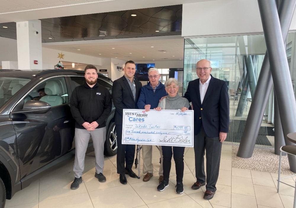 현대차 미국판매법인(HMA)은 지난 21일(현지시간) 뉴욕 주 윌리엄스빌에 있는 딜러숍 ‘웨스트 허 현대(West Herr Hyundai)’에서 1,500만번째 신차를 고객(사진 왼쪽 3번째, 4번째)에게 인도했다고 밝혔다.(사진=현대자동차)