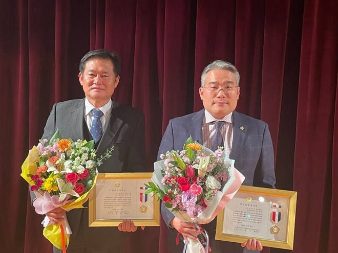 의정봉사상 수상자들. 왼쪽부터 강재호 문화복지도시위원장, 이재용 행정경제위원장.(사진제공=부산 금정구의회)