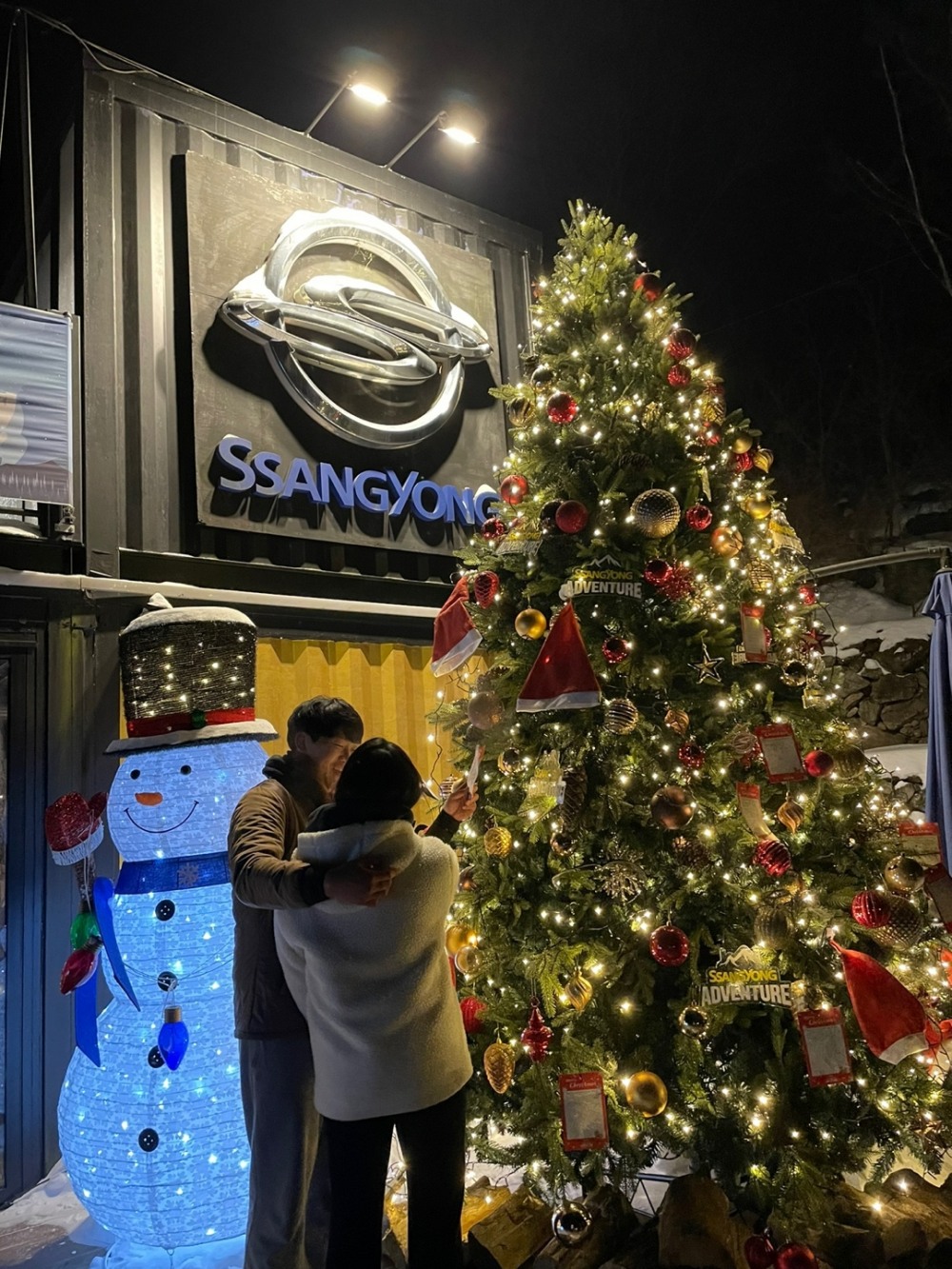 참가자가 새해 염원을 담아 작성한 2023 소망트리 소원지를 크리스마스 트리에 장식하며 즐거워하고 있다.(사진=쌍용자동차)