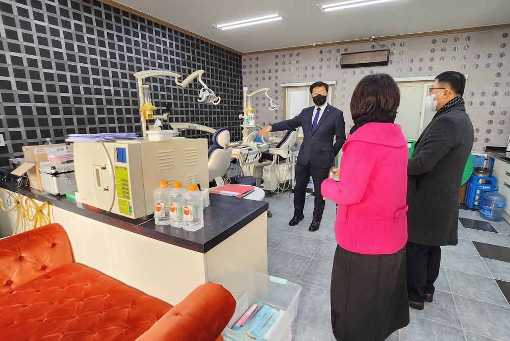 LX공사 최규명 부사장이 지난 28일, 완주 사회복지법인 시온육아원에서 ‘누구하나 소외되지 않는 태양광 에너지 지원 준공식’에 참석한 가운데 둘러보고 있다.(사진= LX공사)