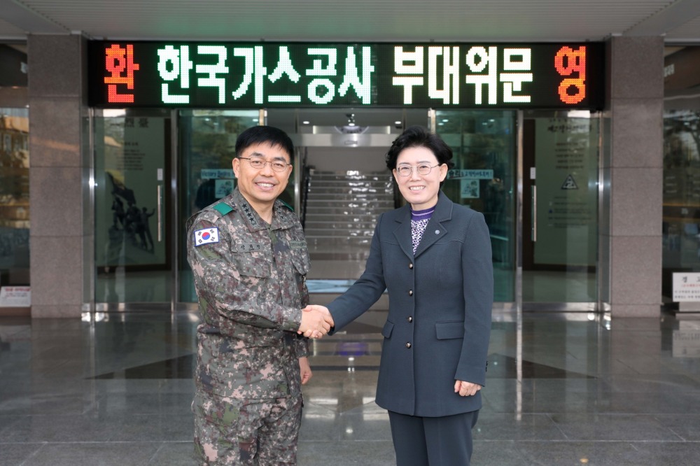 한국가스공사 최연혜 사장은 지난 28일, 대구 수성구 제2작전사령부를 찾아 국군 장병 위문 행사를 가졌다(오른쪽 최연혜 가스공사사장, 왼쪽 신희현 제2작전사령부 사령관). (사진= 한국가스공사)
