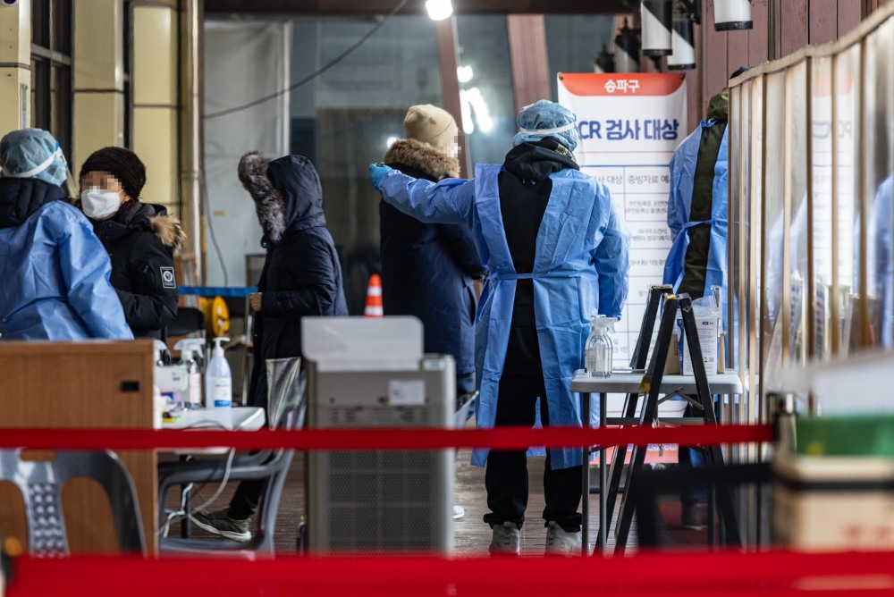 지난달 30일 오전 서울 송파구 보건소 선별검사소를 찾은 시민들이 보건소 관계자에게 코로나19 PCR 안내를 받고 있다.(사진=연합뉴스)
