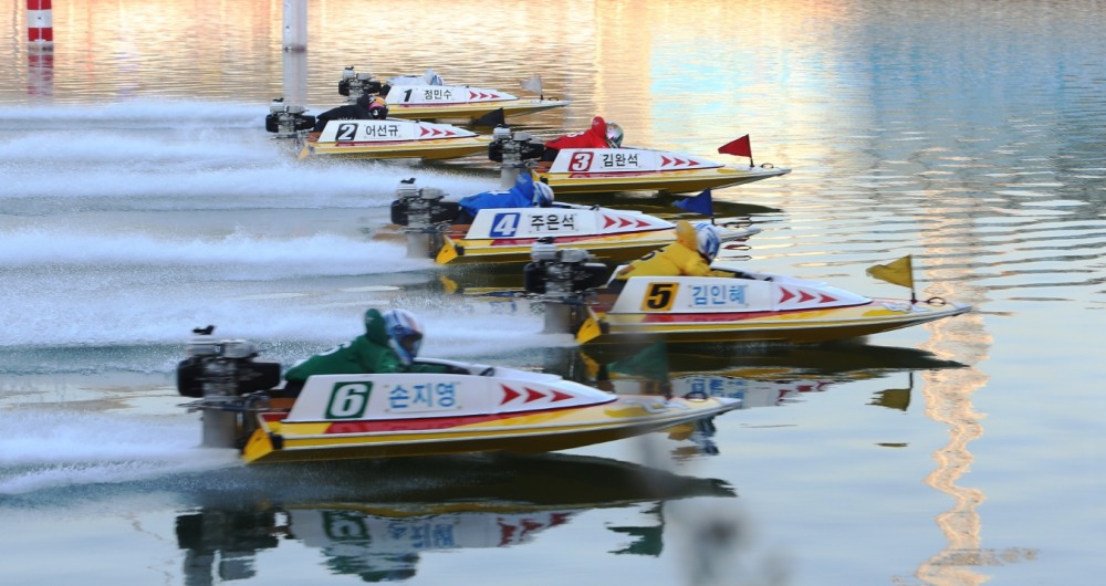 미사리경정장에서 출전 선수들이 출발선을 지나 경주를 시작하고 있다. (사진=국민체육진흥공단)