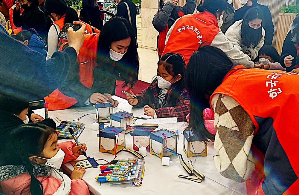 LX공사와 전북대가 지난 17일부터 LX공사 본사에서 개최한 ‘전통 생활문화 체험 놀이’에서 전북혁신도시 일대 어린이 100여 명이 전통놀이와 황실의 전통복식 체험 후 기념사진을 촬영했다. (사진=LX공사)