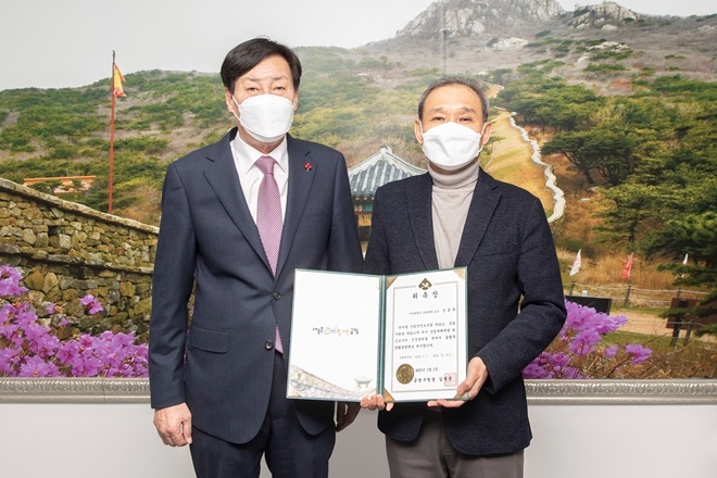 김재윤 금정구청장(사진왼쪽)이 강동묵 교수에게 산업보건의 위촉장을 수여하고 기념촬영.(사진제공=부산 금정구)