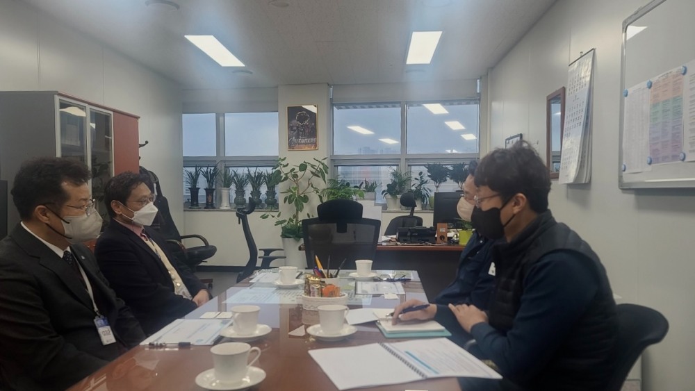 정부세종청사를 방문해 안승대 행안부 자치분권정책관과 면담을 진행하고 있다.