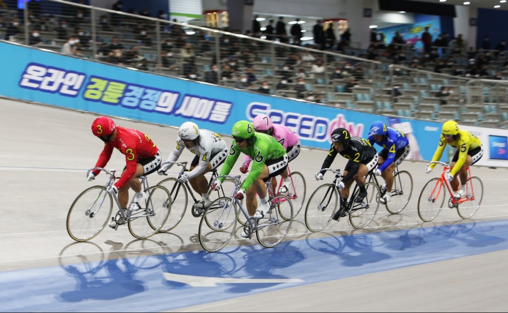 광명스피돔에서 선발급 선수들이 경주 중 경합을 벌이고 있다. (사진=국민체육진흥공단)