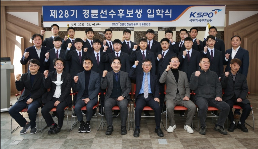 이맹규 본부장(앞줄 우측 4번째)을 비롯한 관계자와 경륜선수 후보생들이 입학식 종료 후 기념사진을 촬영하고 있다. (사진=국민체육진흥공단)